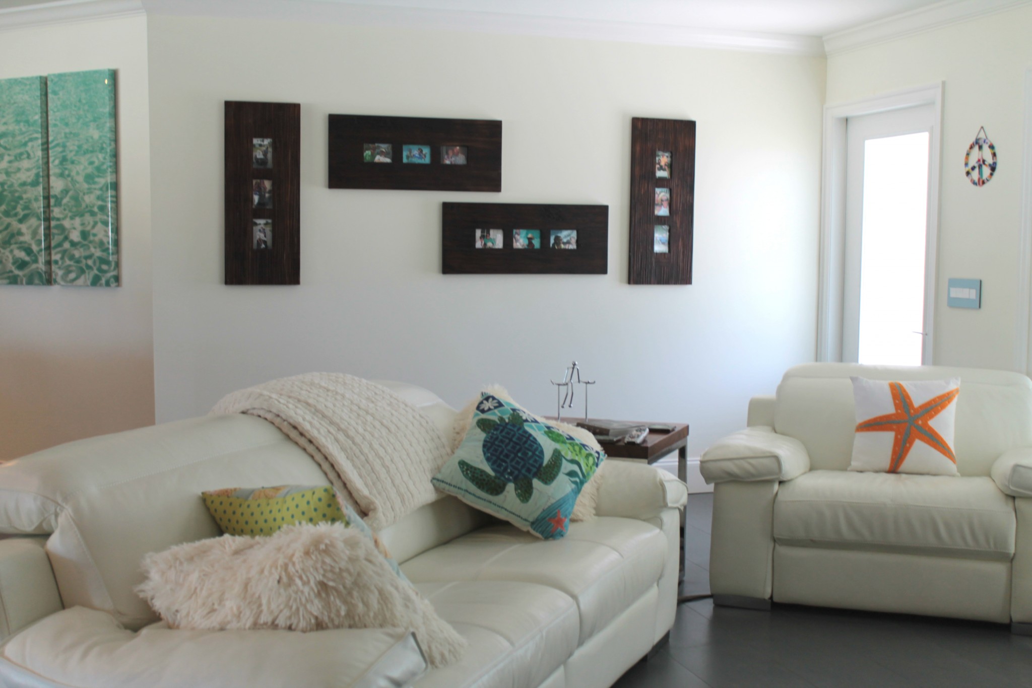 Creative ways to display family photo frames in the living room.