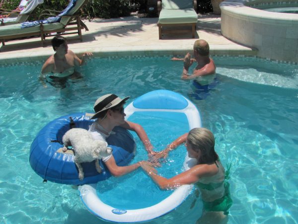 Adaptive pool float