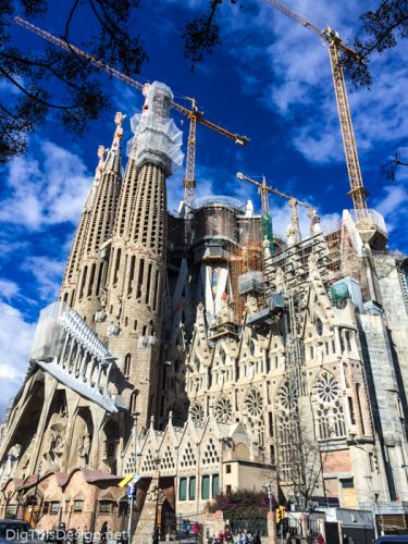 La Sagrada Familia - Gaudi's Most Famous Work - Dig This Design