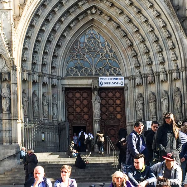 The front entry door of the Barcelona Cathedral