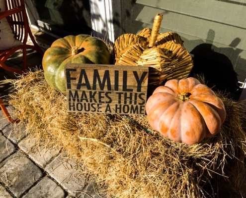 Fall Entryway Décor - Make a fall entry way welcoming with welcoming decorations.