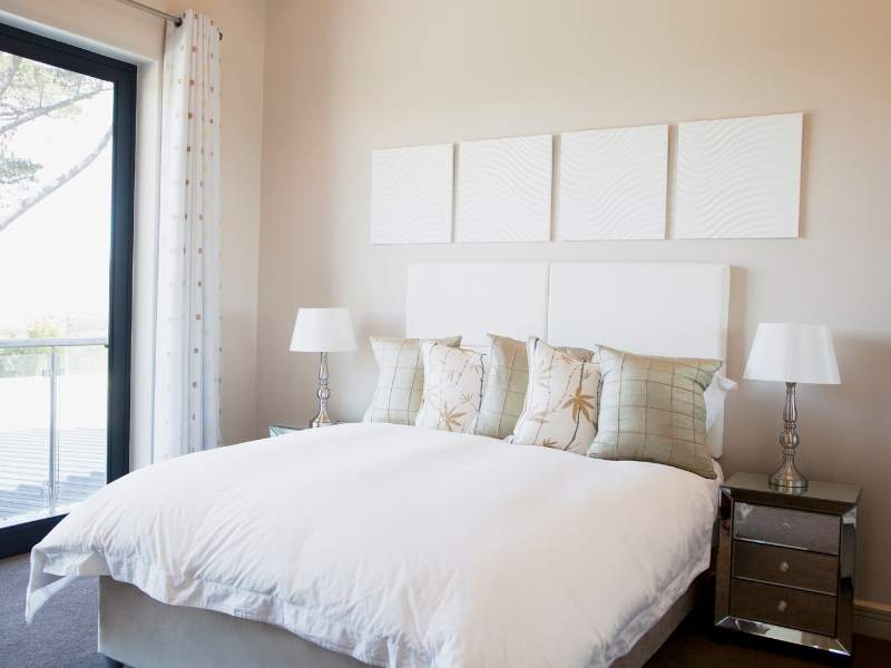 Minimalist Bedroom Makeover Tips - Dig This Design