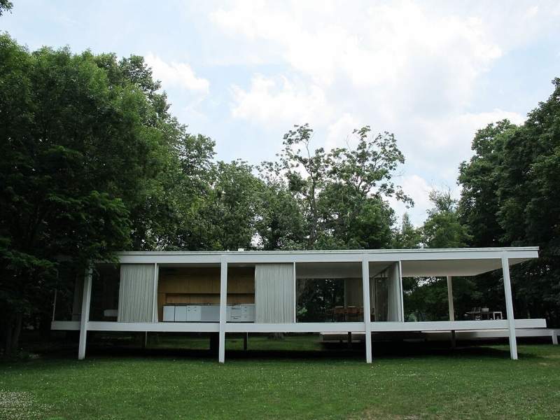 The mid-century modern Farnsworth House 