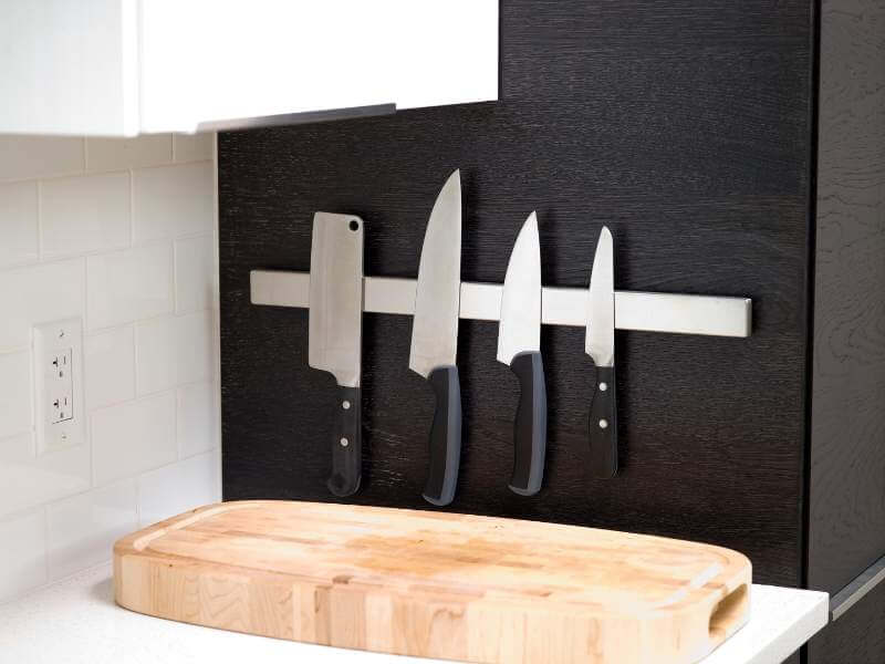 Space-saving Magnetic Knife Rack