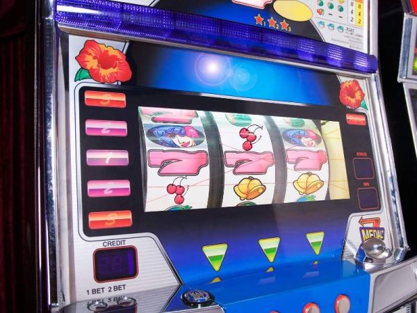 the first slot machine was invented in what year