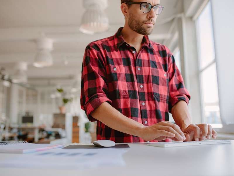 The Benefits of a Sit-Stand Desk