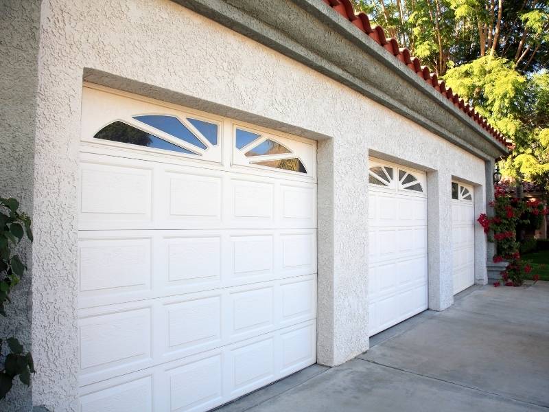 5 Excellent Approaches to the Art of Garage Design - Choose the right door.