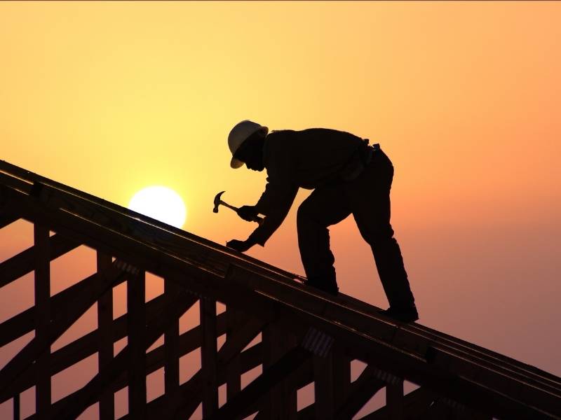 6 Reasons You Must Hire a Professional Roofer