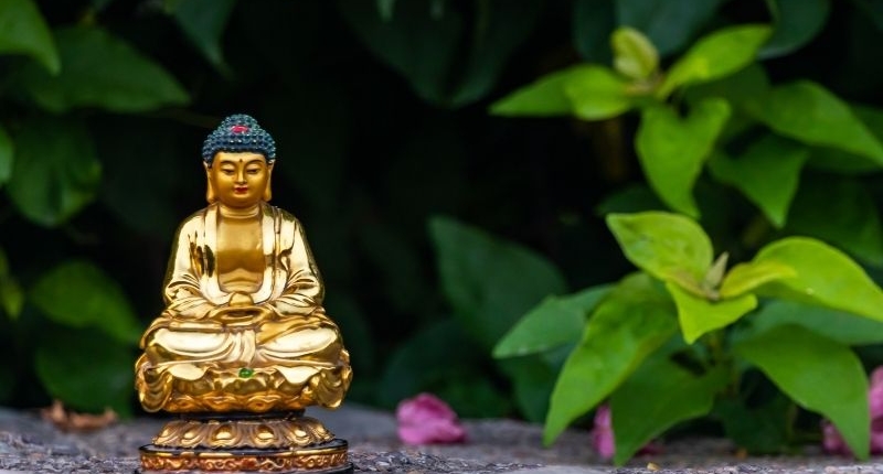 Easy Ways To Create Zen Outdoor Space - Buddha statue