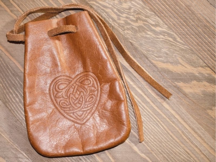 How To Make A Leather Pouch In 4 Easy Steps Dig This Design