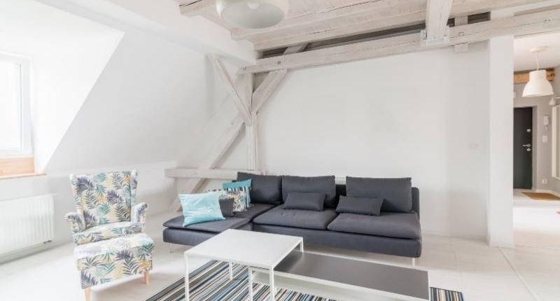 7 Incredible Ways to Make Your Los Angeles Apartment Look Chic - Minimalist furniture and white wood ceiling beam.