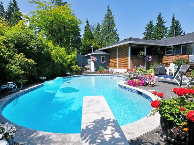 6 Signs That Indicate Your Pool Needs Renovation